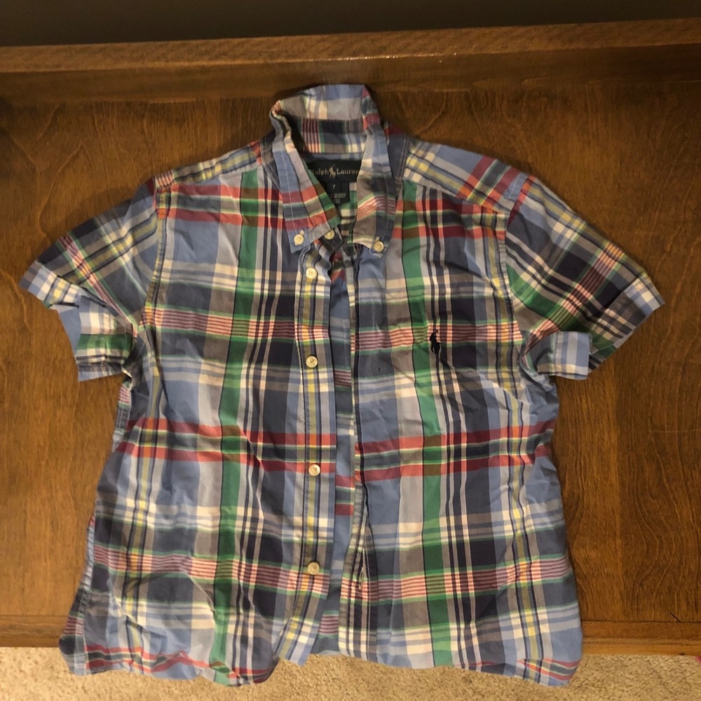 Multi-color short-sleeved plain button-down shirt!